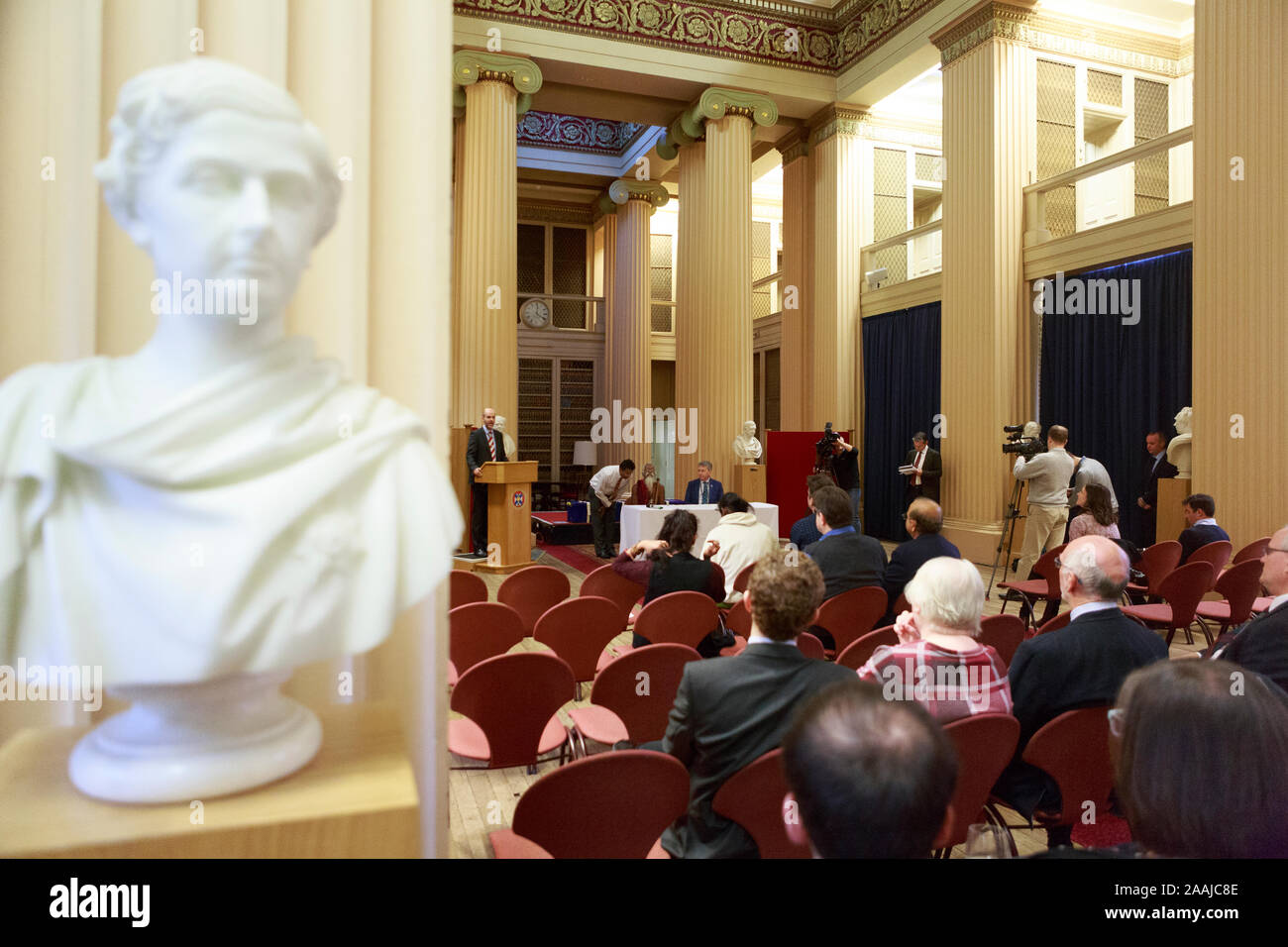 Edimburgo, Scozia. 22 novembre. 2019. Wani Uruwarige, capo dell'antica dello Sri Lanka dimora nella giungla tribù il popolo Vedda, partecipa a una cerimonia nella Università di Edimburgo di Playfair Library di Edimburgo. L'università ha restituito un insieme di nove teschi umani ha acquisito oltre cento anni fa e avevamo alloggiato nella loro collezione anatomica. Pak@ Mera/Alamy Live News Foto Stock