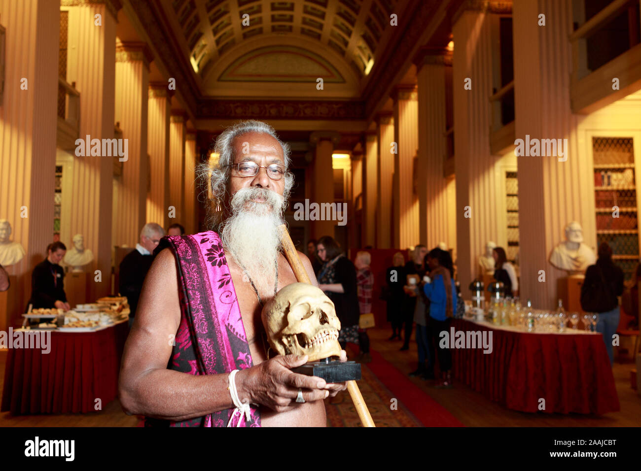 Edimburgo, Scozia. 22 novembre. 2019. Wani Uruwarige, capo dell'antica dello Sri Lanka dimora nella giungla tribù il popolo Vedda, partecipa a una cerimonia nella Università di Edimburgo di Playfair Library di Edimburgo. L'università ha restituito un insieme di nove teschi umani ha acquisito oltre cento anni fa e avevamo alloggiato nella loro collezione anatomica. Nella foto: Wanniya Uruwarige. Pak@ Mera/Alamy Live News Foto Stock