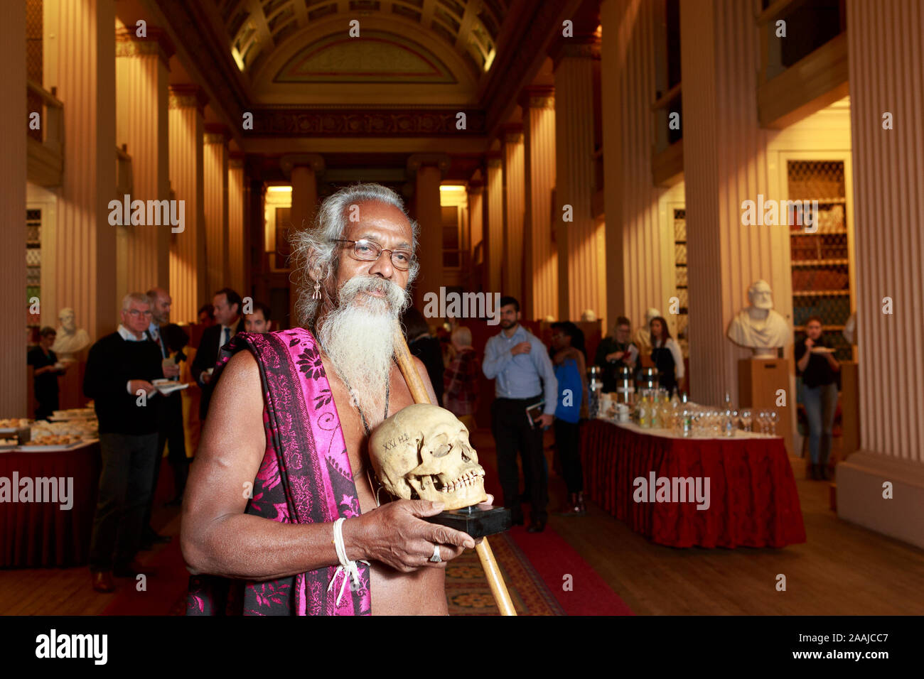 Edimburgo, Scozia. 22 novembre. 2019. Wani Uruwarige, capo dell'antica dello Sri Lanka dimora nella giungla tribù il popolo Vedda, partecipa a una cerimonia nella Università di Edimburgo di Playfair Library di Edimburgo. L'università ha restituito un insieme di nove teschi umani ha acquisito oltre cento anni fa e avevamo alloggiato nella loro collezione anatomica. Nella foto: Wanniya Uruwarige. Pak@ Mera/Alamy Live News Foto Stock