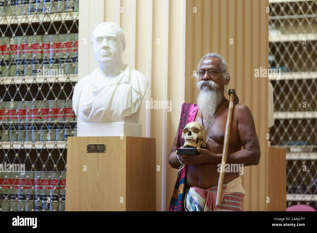 Edimburgo, Scozia. 22 novembre. 2019. Wani Uruwarige, capo dell'antica dello Sri Lanka dimora nella giungla tribù il popolo Vedda, partecipa a una cerimonia nella Università di Edimburgo di Playfair Library di Edimburgo. L'università ha restituito un insieme di nove teschi umani ha acquisito oltre cento anni fa e avevamo alloggiato nella loro collezione anatomica. Nella foto: Wanniya Uruwarige. Pak@ Mera/Alamy Live News Foto Stock