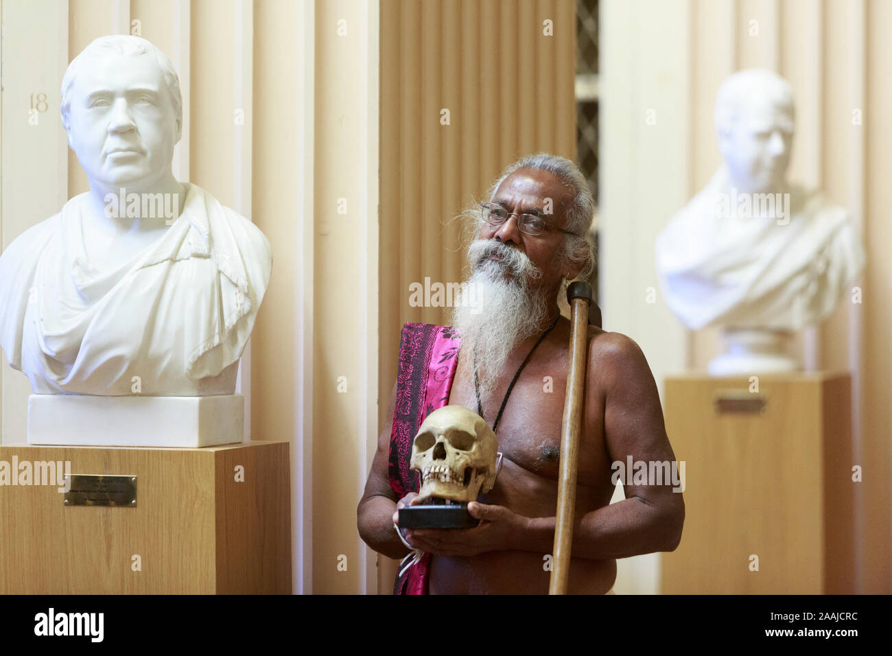 Edimburgo, Scozia. 22 novembre. 2019. Wani Uruwarige, capo dell'antica dello Sri Lanka dimora nella giungla tribù il popolo Vedda, partecipa a una cerimonia nella Università di Edimburgo di Playfair Library di Edimburgo. L'università ha restituito un insieme di nove teschi umani ha acquisito oltre cento anni fa e avevamo alloggiato nella loro collezione anatomica. Nella foto: Wanniya Uruwarige. Pak@ Mera/Alamy Live News Foto Stock