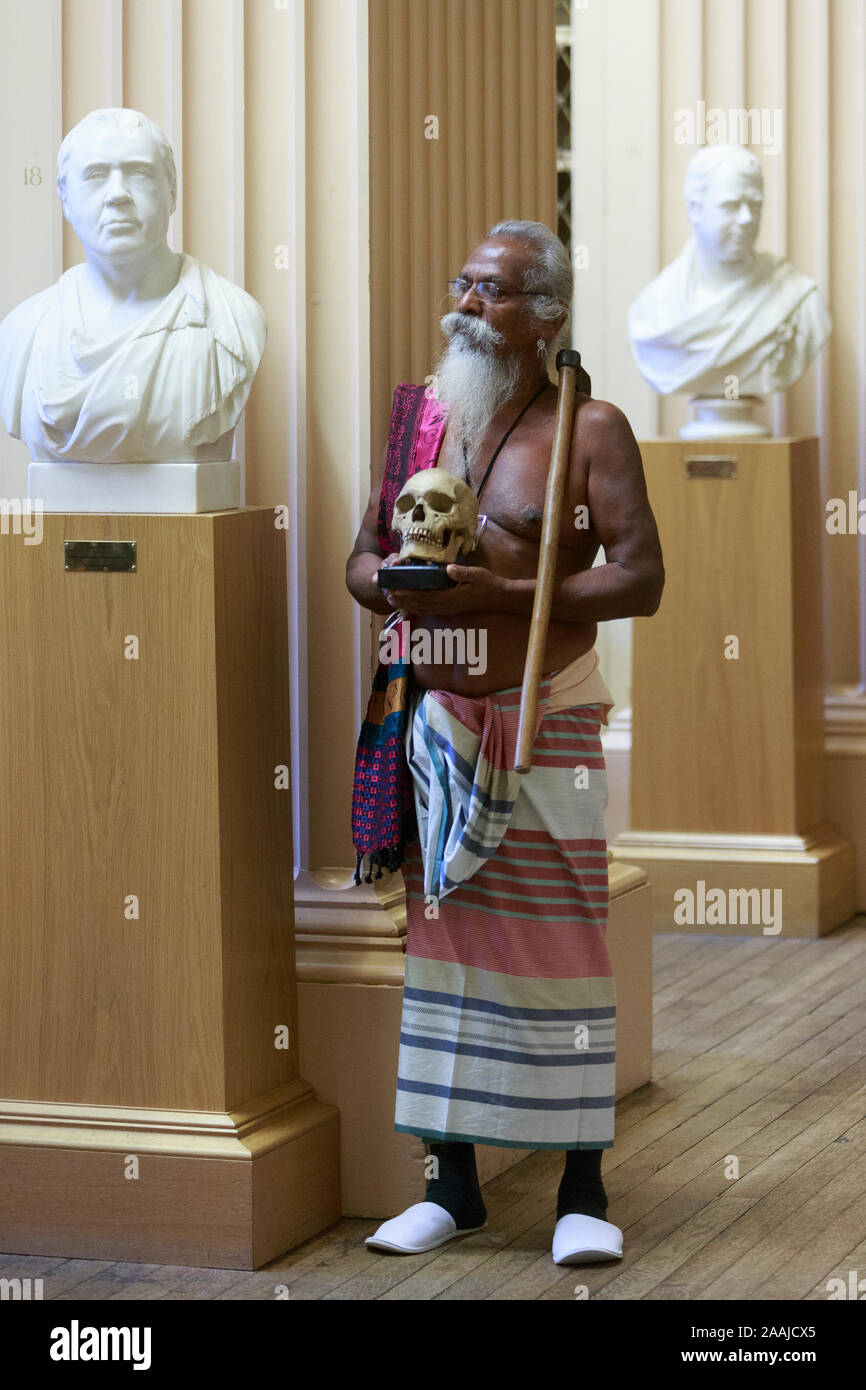 Edimburgo, Scozia. 22 novembre. 2019. Wani Uruwarige, capo dell'antica dello Sri Lanka dimora nella giungla tribù il popolo Vedda, partecipa a una cerimonia nella Università di Edimburgo di Playfair Library di Edimburgo. L'università ha restituito un insieme di nove teschi umani ha acquisito oltre cento anni fa e avevamo alloggiato nella loro collezione anatomica. Nella foto: Wanniya Uruwarige. Pak@ Mera/Alamy Live News Foto Stock