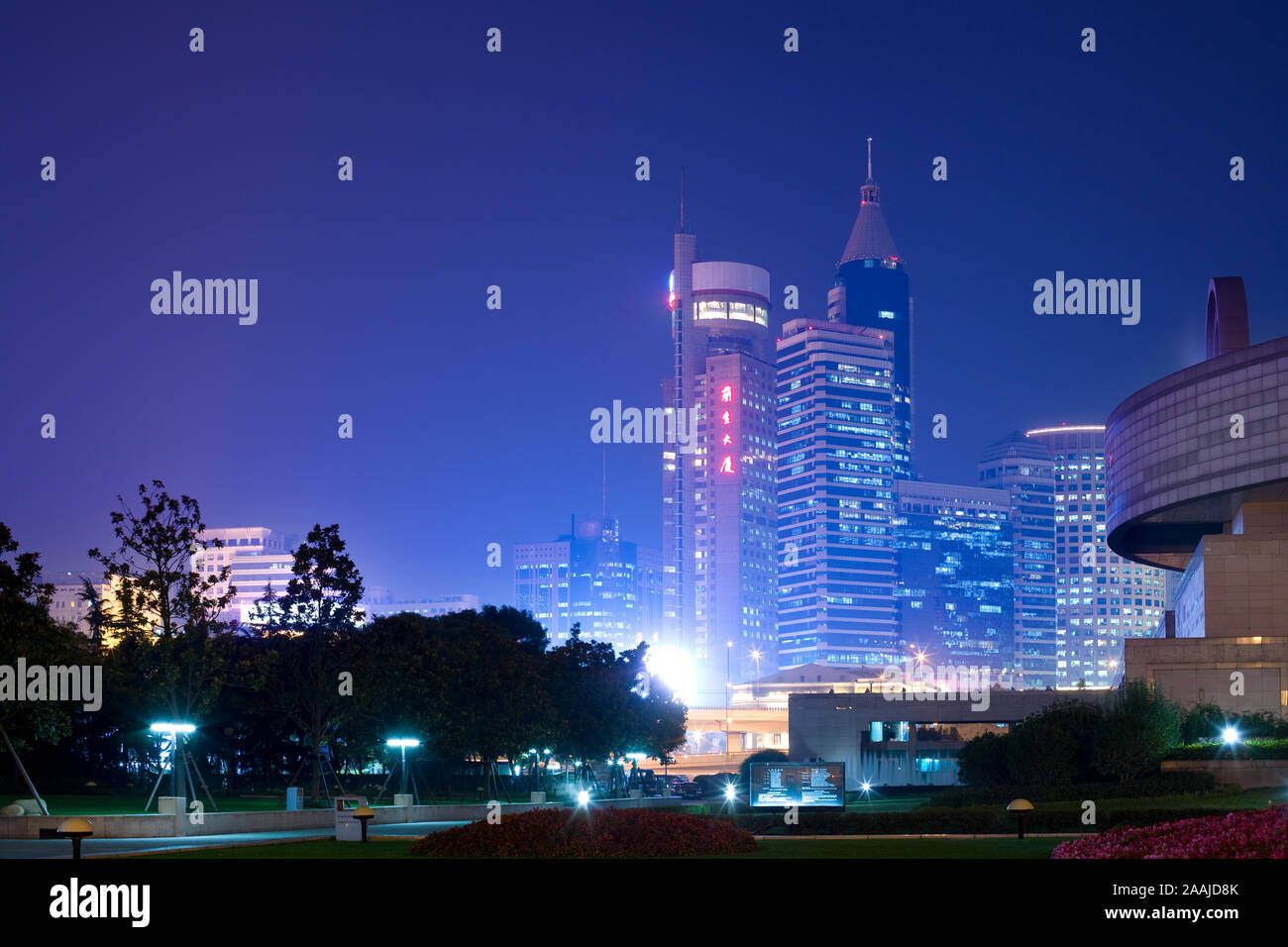 Shanghai, Cina - Skyline di edifici per uffici dal Parco Renmin (Piazza del Popolo), Huangpu District. Foto Stock