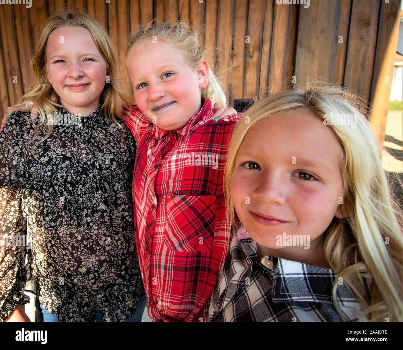 3 tre ragazze, 2 suore e un cugino alla riunione di famiglia reunion per divertimento per gli amici per sempre Foto Stock