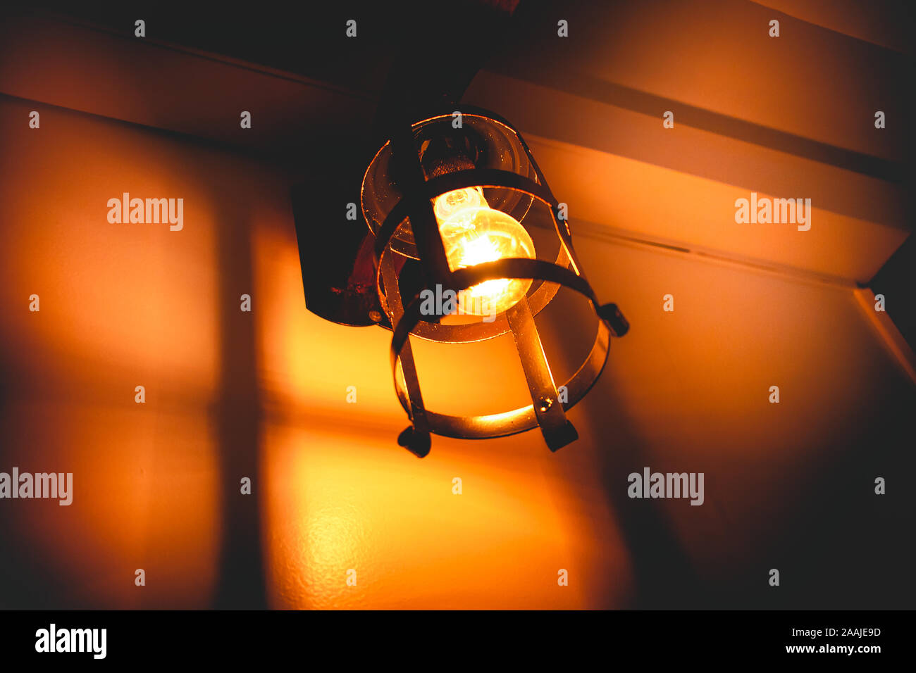Foto di una lampada a incandescenza in luce nel supporto rustico. Foto Stock