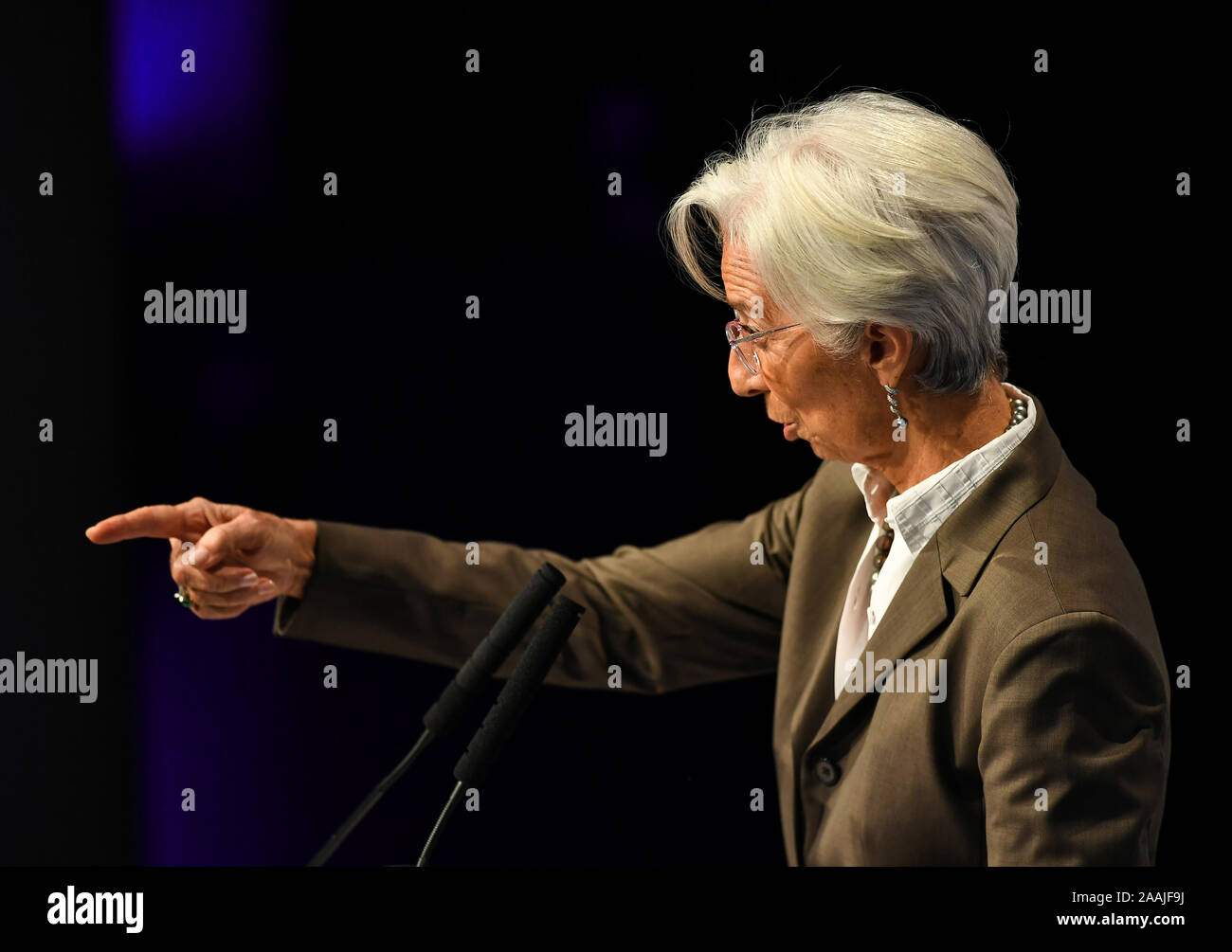 Francoforte, Germania. 22 Novembre, 2019. Il presidente della Banca centrale europea (BCE) Christine Lagarde risolve la ventinovesima Frankfurt European Banking Congress a Francoforte in Germania, nov. 22, 2019. Il nuovo presidente della Banca centrale europea (BCE) Christine Lagarde venerdì ha sottolineato la necessità di muovere verso una nuova politica europea di mix per guidare la crescita interna della zona euro. Credito: Lu Yang/Xinhua/Alamy Live News Foto Stock