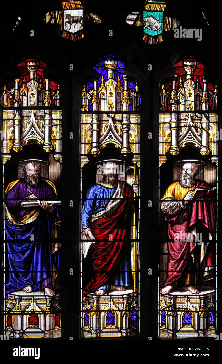 Una finestra di vetro colorato da David Evans (1793-1861) raffiguranti Santi Matteo e Luca e Marco, Cattedrale di Bangor, Bangor, Gwynedd, Galles Foto Stock