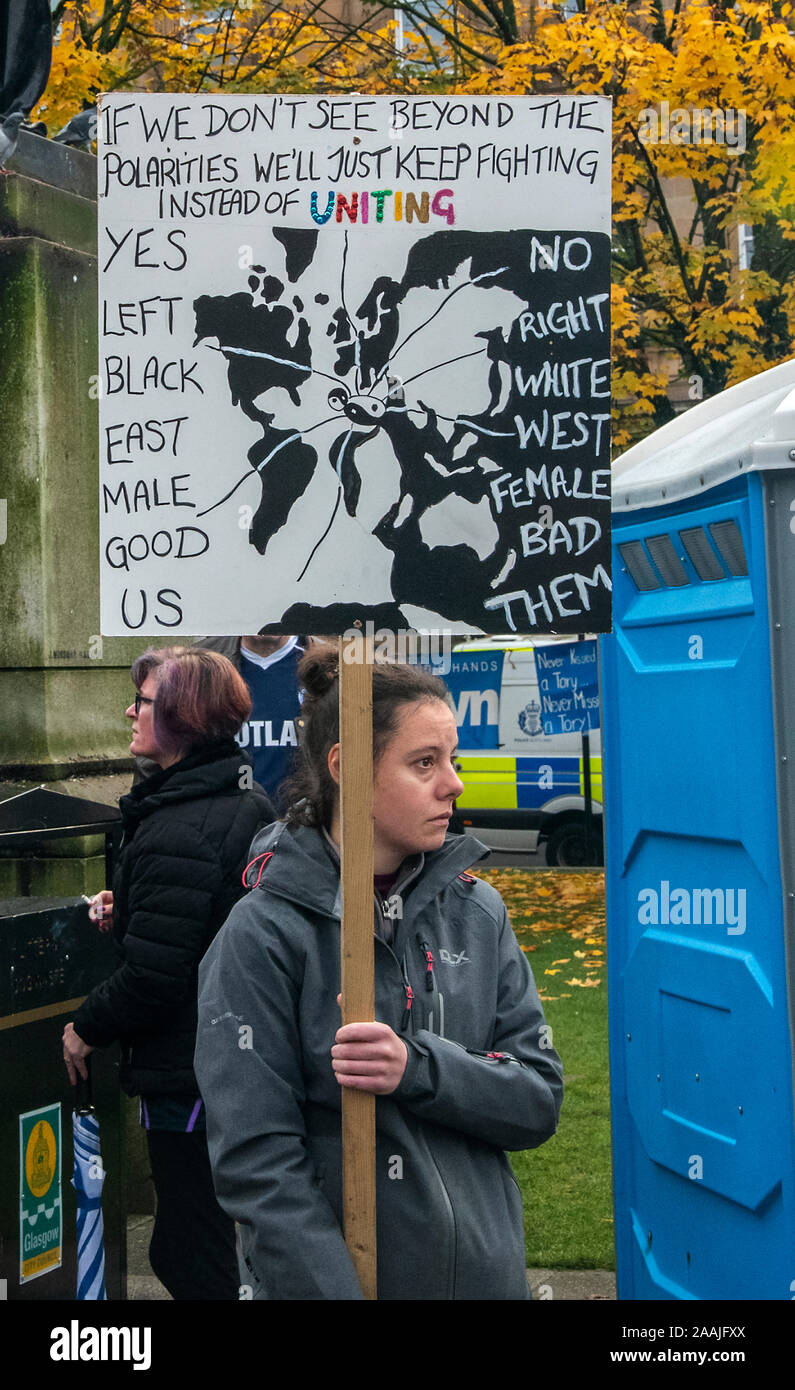 Glasgow, Scotland, Regno Unito. 2 Novembre 2019: un rally a George Square per indipendenza scozzese per il 2020. Foto Stock