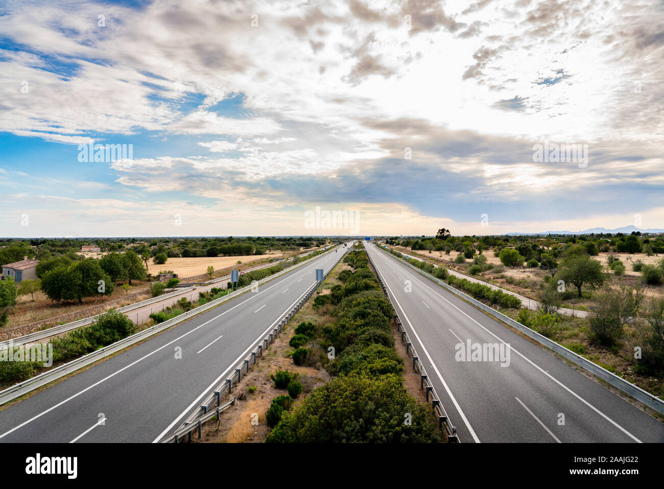 Vedute spettacolari di autostrada in Mallorca chiamato Autopista de Levante in spagnolo con un impressionante numero di sky e di un ben definito orizzonte Foto Stock