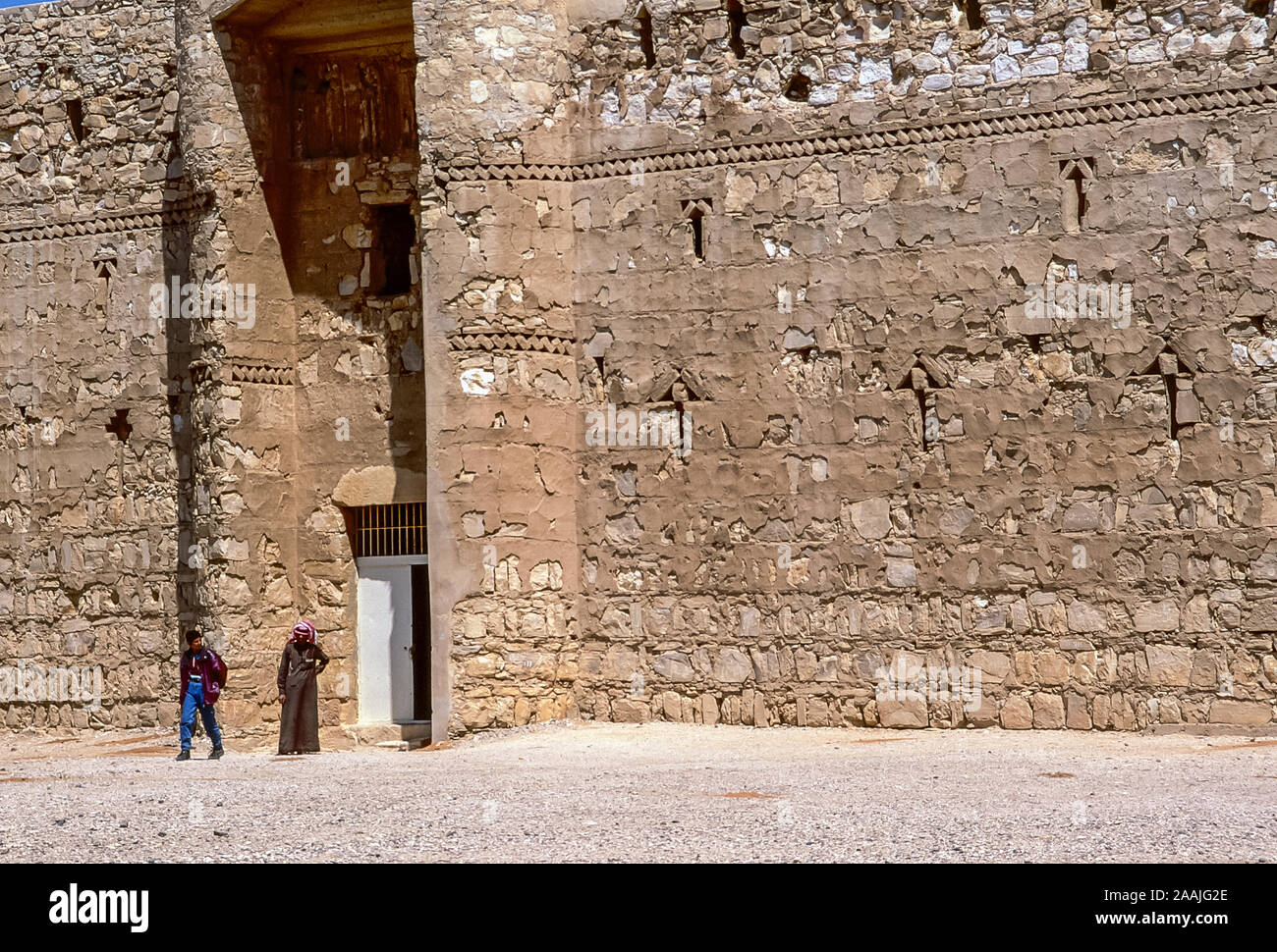 Giordania. La fortezza di Qasr Kharana, il Castello nel deserto, il cui scopo era di fornire rifugio e alloggio come un hotel di tipo Caravanserai per viaggiatori e commercianti sull'antica Via della Seta durante il Medioevo. La fortezza è il castello meglio conservato e restaurato in Giordania, come visto qui nel 1998 Foto Stock