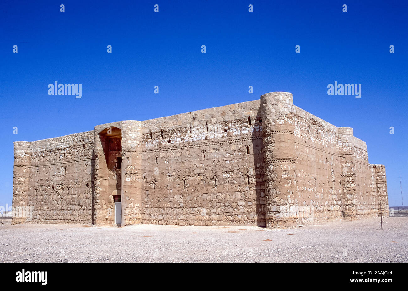 Jordan.The fortezza di Qasr Kharana, il castello nel deserto, il cui scopo era quello di fornire rifugio e alloggio come un hotel di tipo Caravanserai per viaggiatori e commercianti sull'antica Via della Seta durante il Medioevo. La fortezza è il castello meglio conservato e restaurato in Giordania, come visto qui nel 1998 Foto Stock