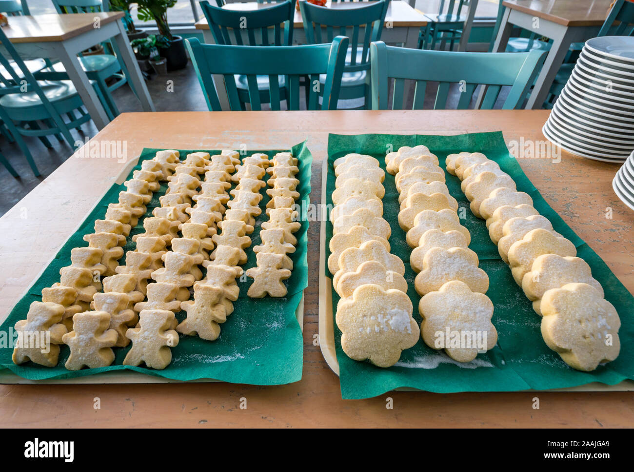 Biscotti frollini per una pubblicità a caso svelando la Dunbar Bear scultura di Andy Scott, East Lothian, Scozia, Regno Unito Foto Stock