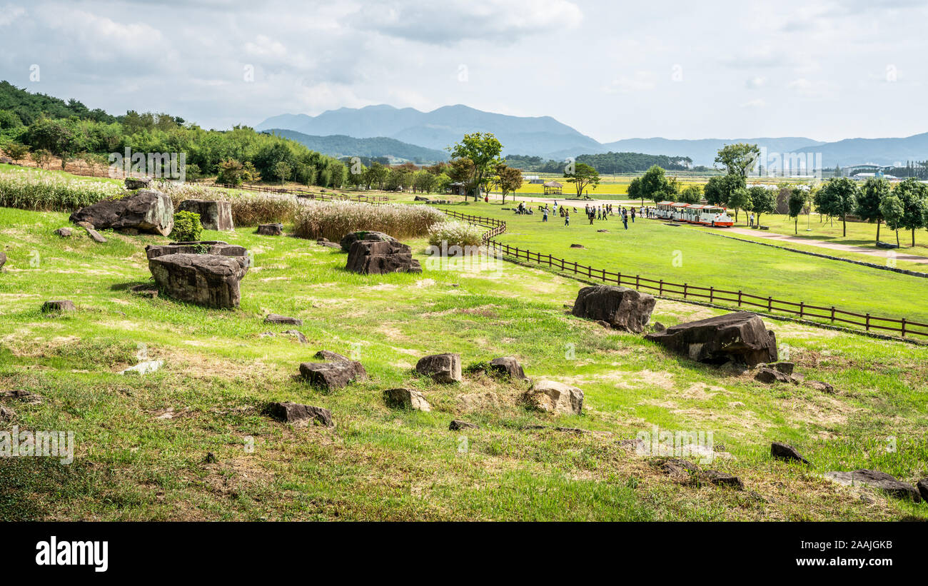 Diversi capstone dolmen scenario e turisti nella distanza di Gochang dolmen sito Corea del Sud Foto Stock