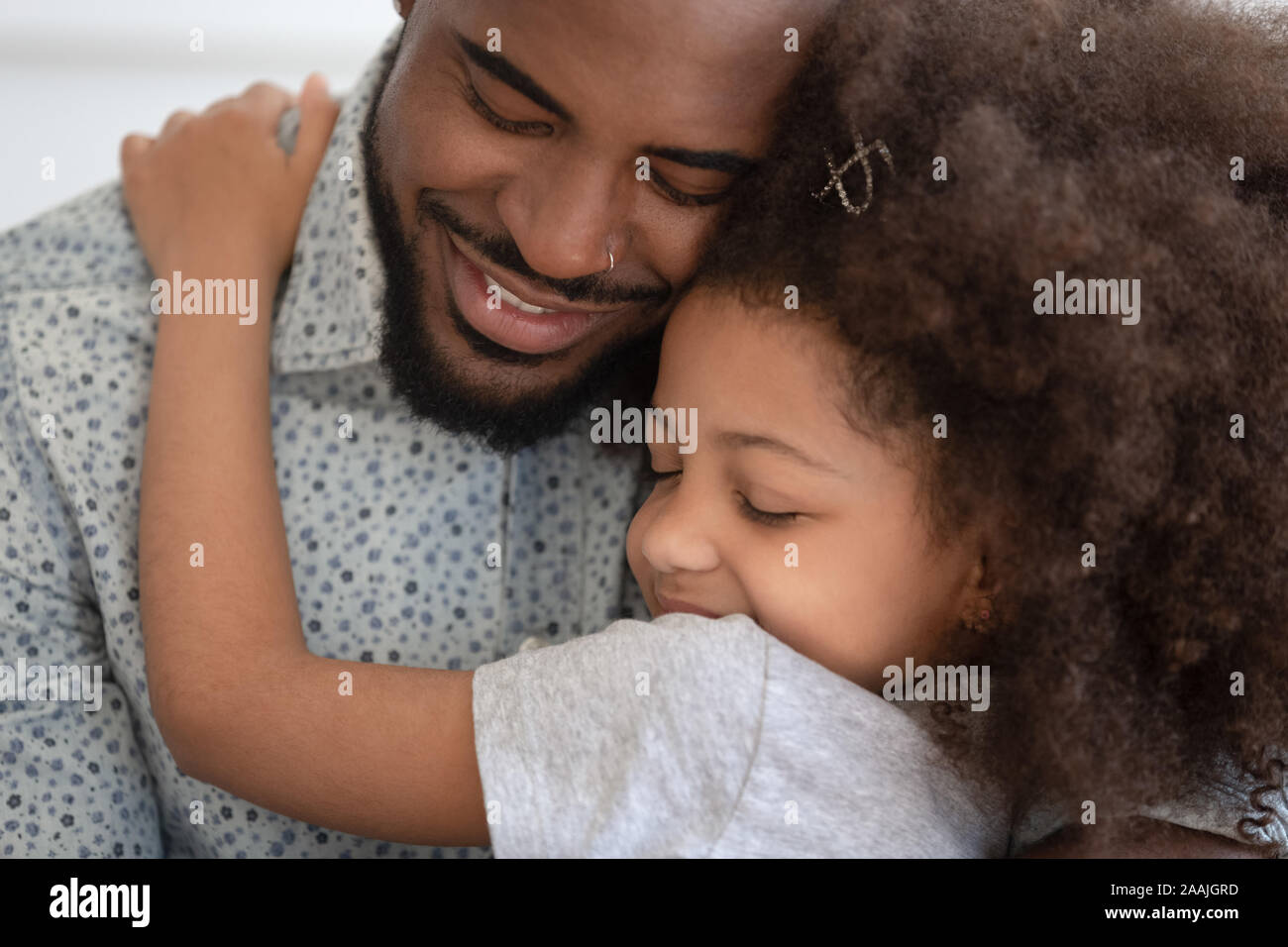 Amare African American dad abbraccio piccola figlia Foto Stock