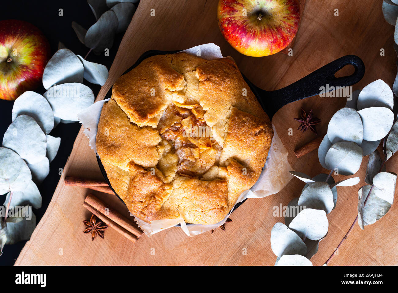 Concetto di alimenti freschi di forno in casa d'oro organico Galette apple pie burrosa crosta nella padella di ferro padella con spazio di copia Foto Stock