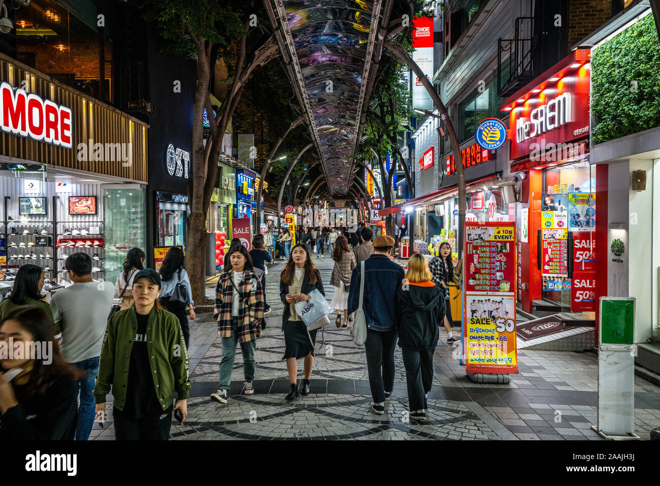 Jeonju Corea , 6 ottobre 2019 : Jeonjugaeksa strada pedonale dello shopping vista con persone a notte in Jeonju-si Corea del Sud Foto Stock