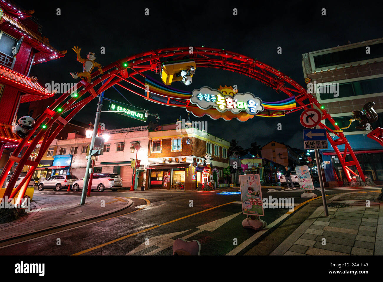 Incheon Corea , 7 ottobre 2019 : Songwol-dong fiabesco Villaggio quartiere arco e Street View di notte in Incheon Corea del Sud Foto Stock