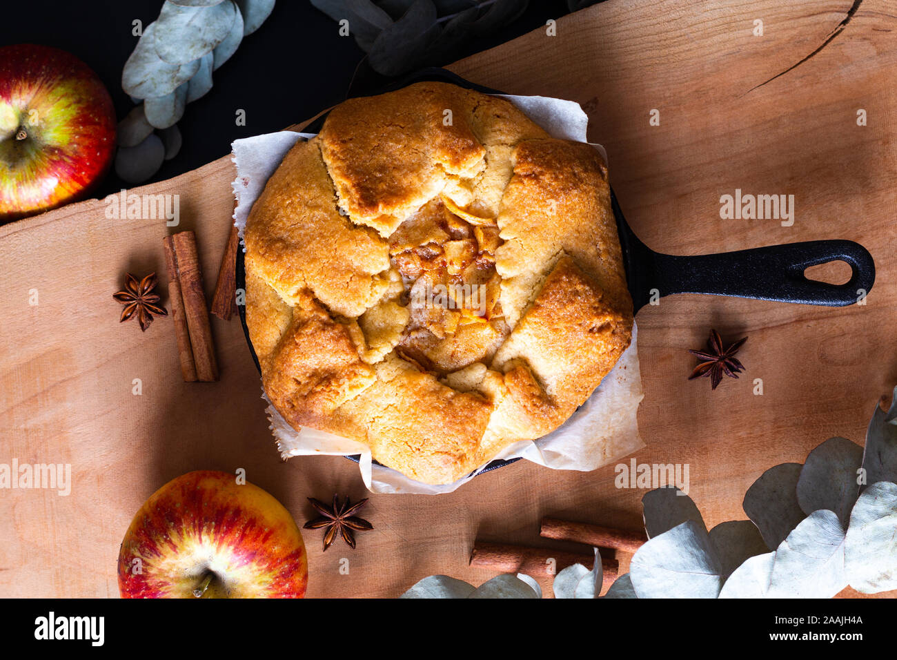 Concetto di alimenti freschi di forno in casa d'oro organico Galette apple pie burrosa crosta nella padella di ferro padella con spazio di copia Foto Stock