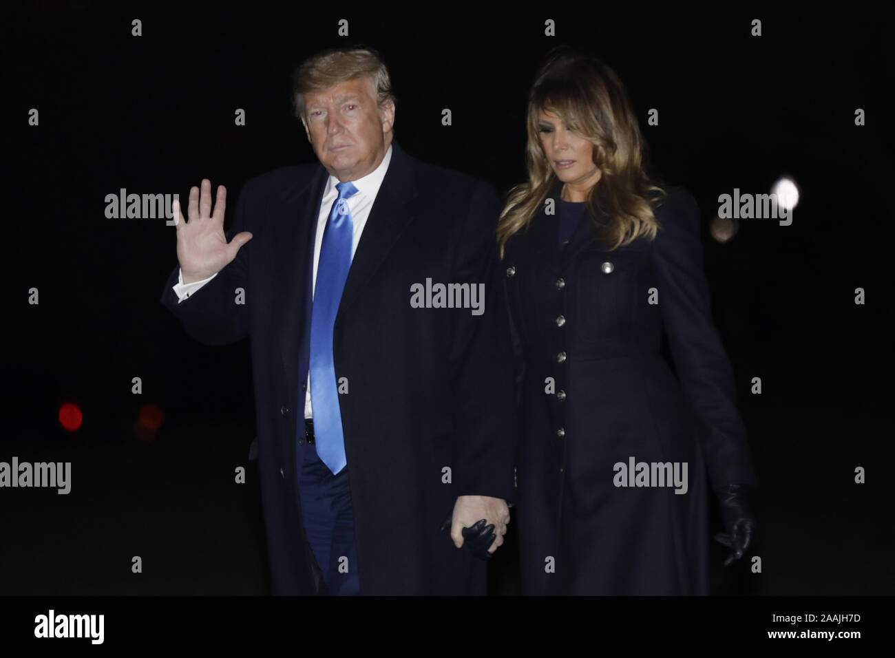 Washington, Distretto di Columbia, Stati Uniti d'America. Xxi Nov, 2019. Il Presidente degli Stati Uniti, TRUMP onde come egli cammina con la prima signora MELANIA TRUMP sulla South Lawn della casa bianca dopo il loro ritorno a Washington DC da Dover, Delaware dove hanno testimoniato la dignitosa di trasferimento i resti di due soldati americani uccisi in Afghanistan. Credito: Yuri Gripas/CNP/ZUMA filo/Alamy Live News Foto Stock