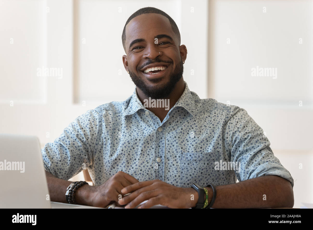 Ritratto di sorridere biracial uomo guarda in telecamera ridendo Foto Stock