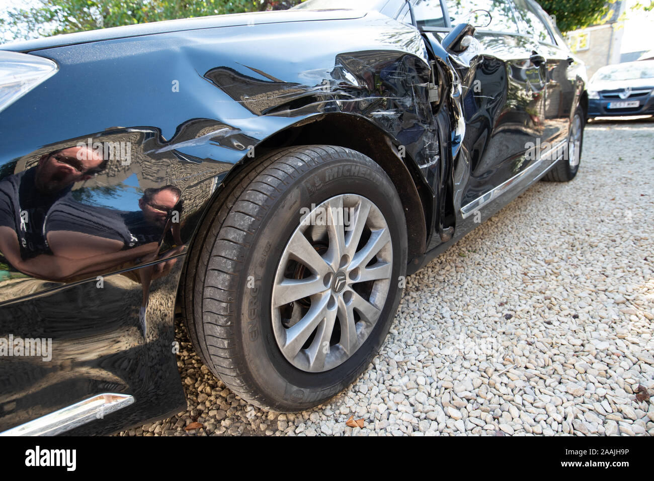 Car Crash: i danni e i dettagli di un veicolo distrutto. Close up schiacciato in metallo e plastica dopo un Regno Unito incidente stradale. Foto Stock