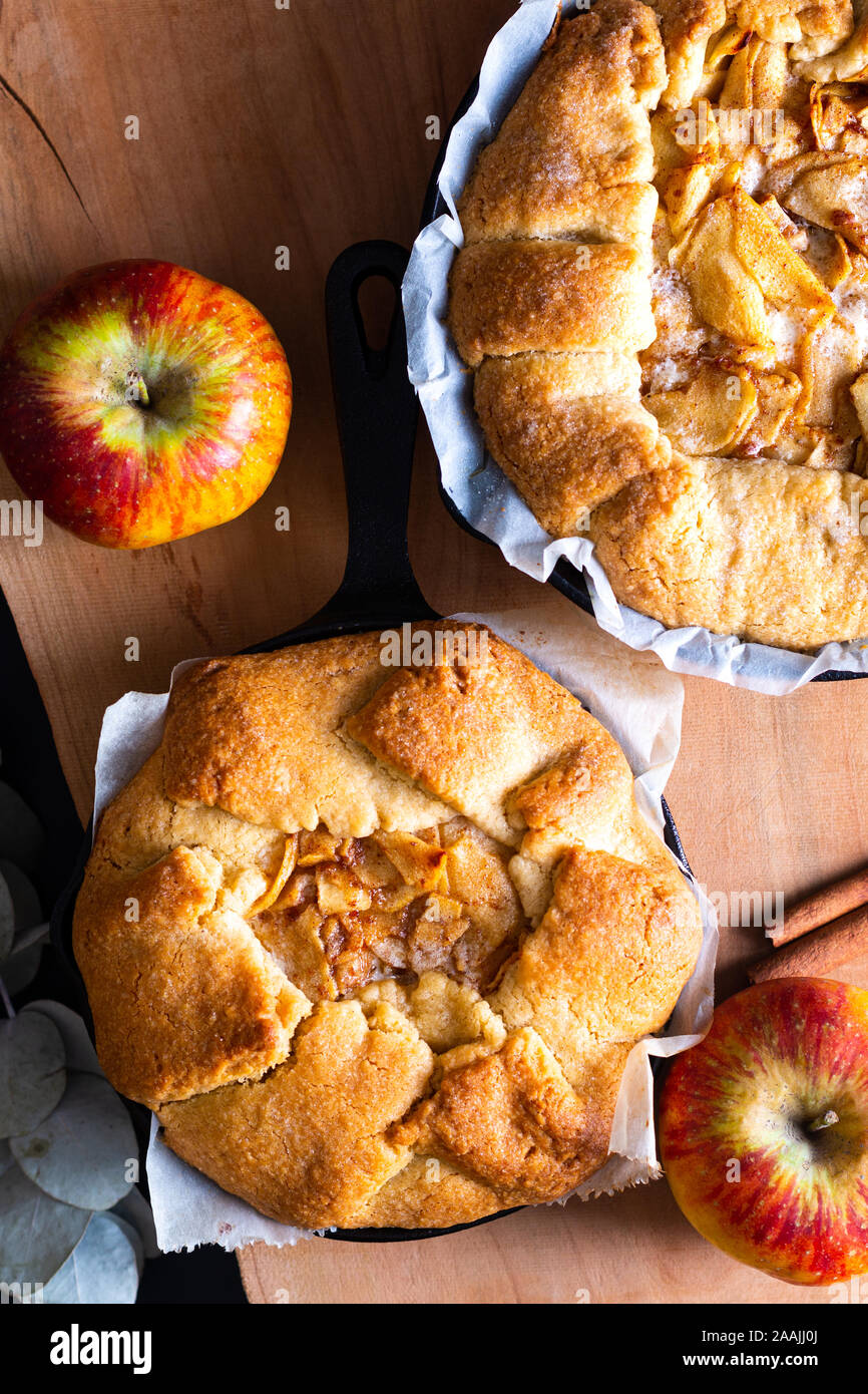 Concetto di alimenti freschi di forno in casa d'oro organico Galette apple pie burrosa crosta nella padella di ferro padella con spazio di copia Foto Stock
