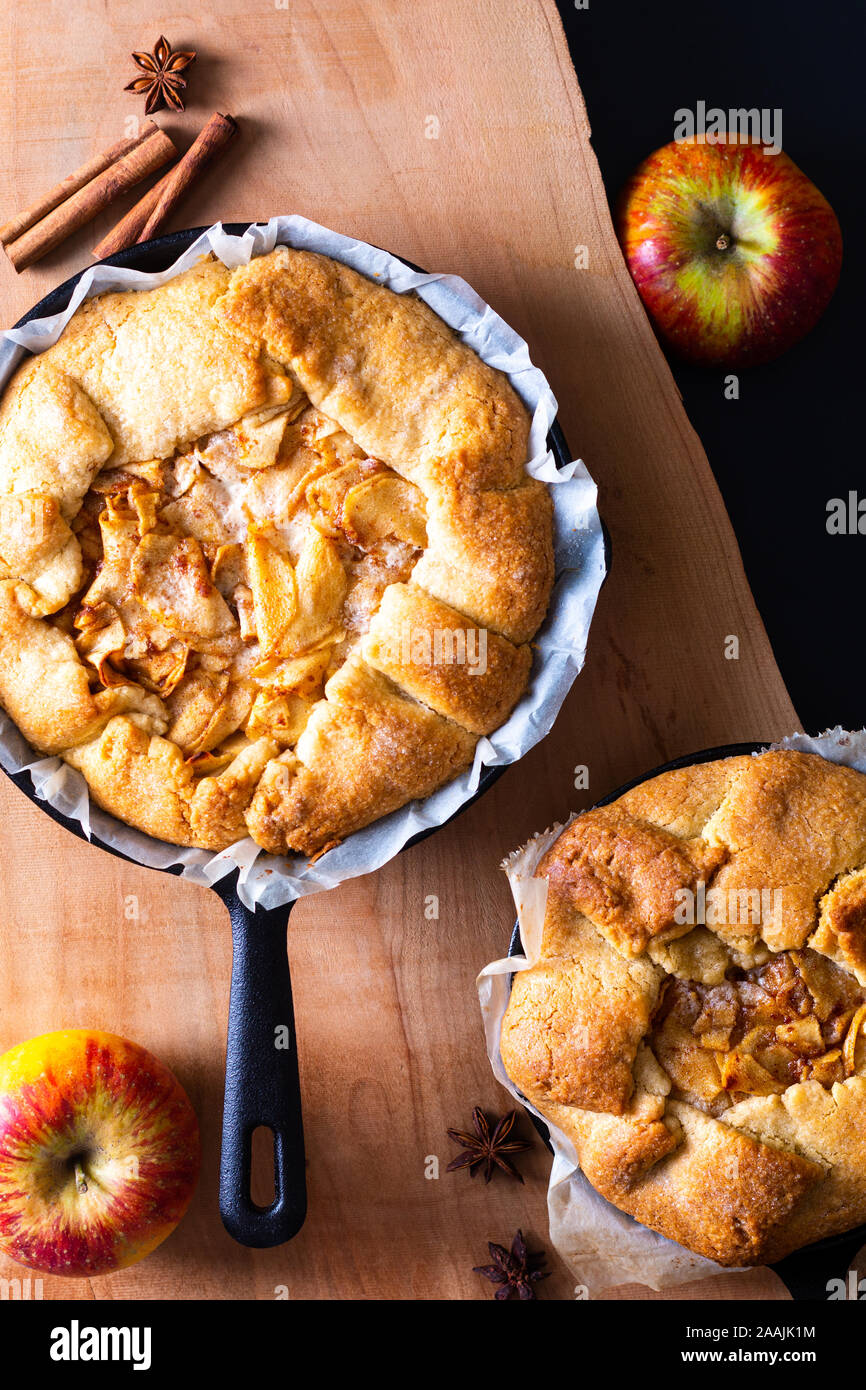 Concetto di alimenti freschi di forno in casa d'oro organico Galette apple pie burrosa crosta nella padella di ferro padella con spazio di copia Foto Stock