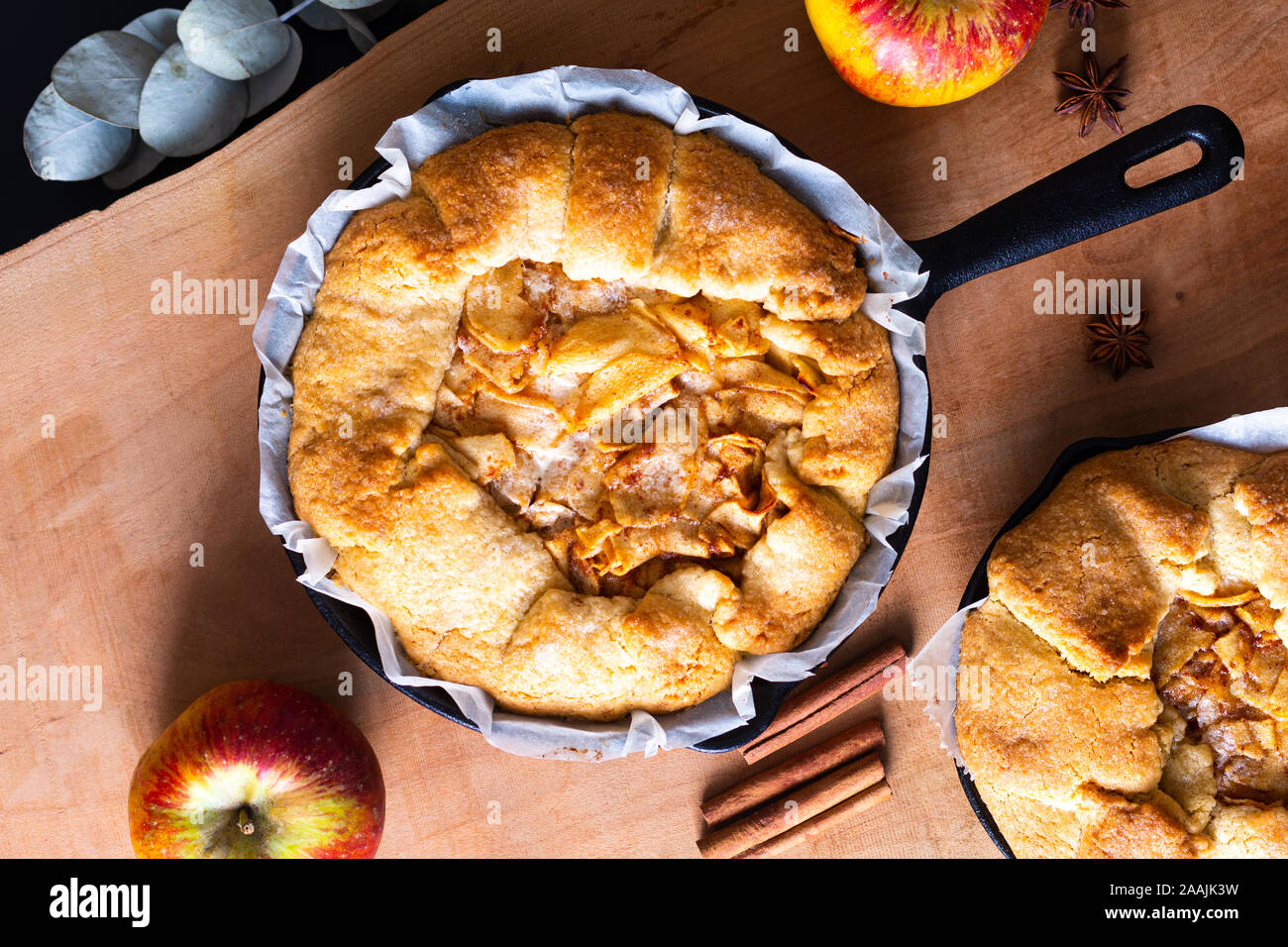 Concetto di alimenti freschi di forno in casa d'oro organico Galette apple pie burrosa crosta nella padella di ferro padella con spazio di copia Foto Stock