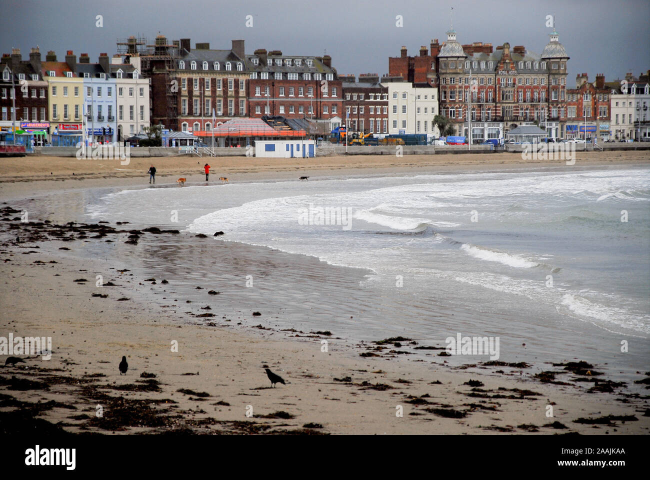 Weymouth. Il 22 novembre 2019. Regno Unito Meteo. Weymouth è colpita dalle piogge torrenziali e grandine come persone fretta nel lavoro. Credito: stuart fretwell/Alamy Live News Foto Stock