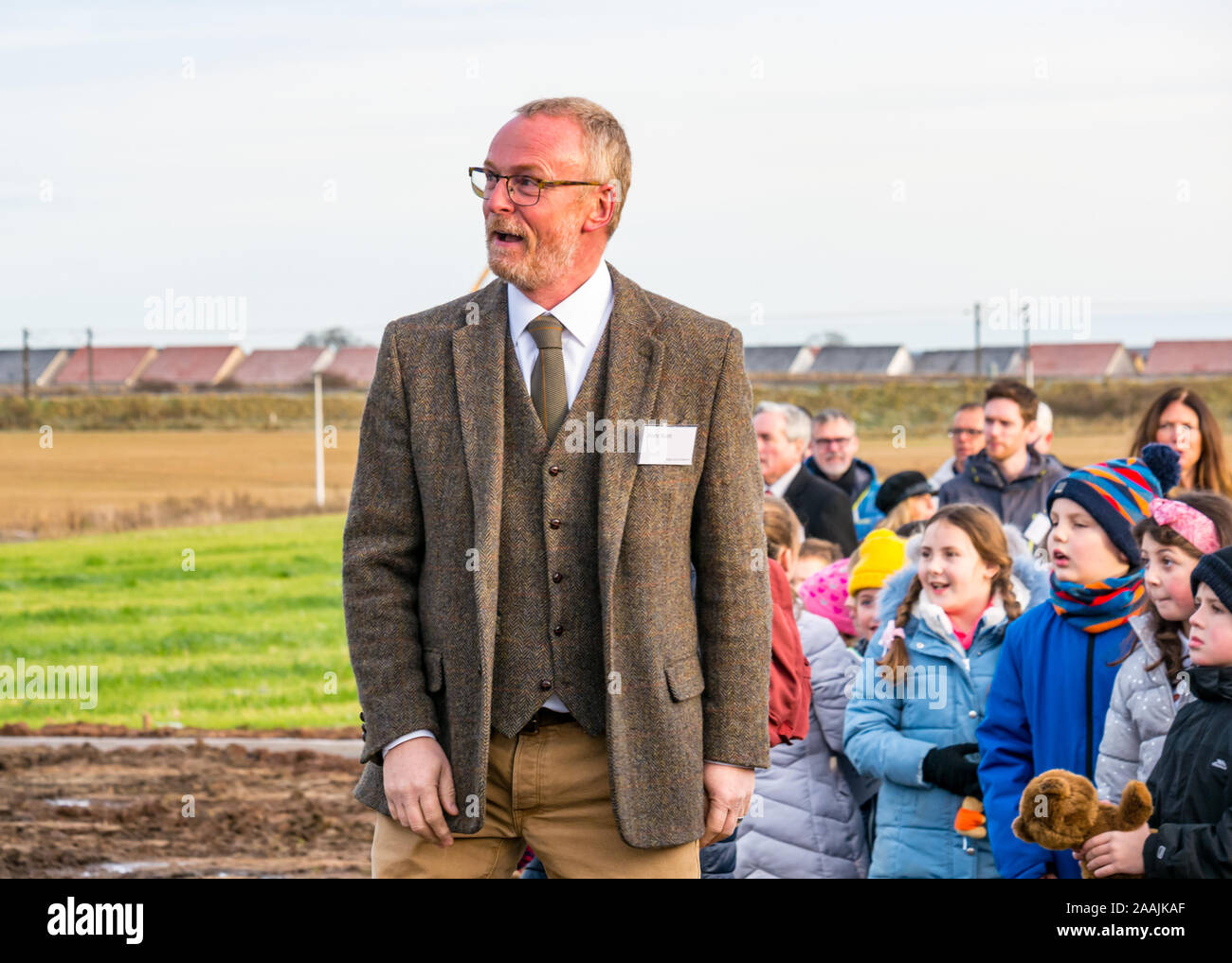 Scultore scozzese Andy Scott con Dunbar i bambini della scuola elementare a scoprimento di Dunbar orso, Dunbar, East Lothian, Scozia, Regno Unito Foto Stock