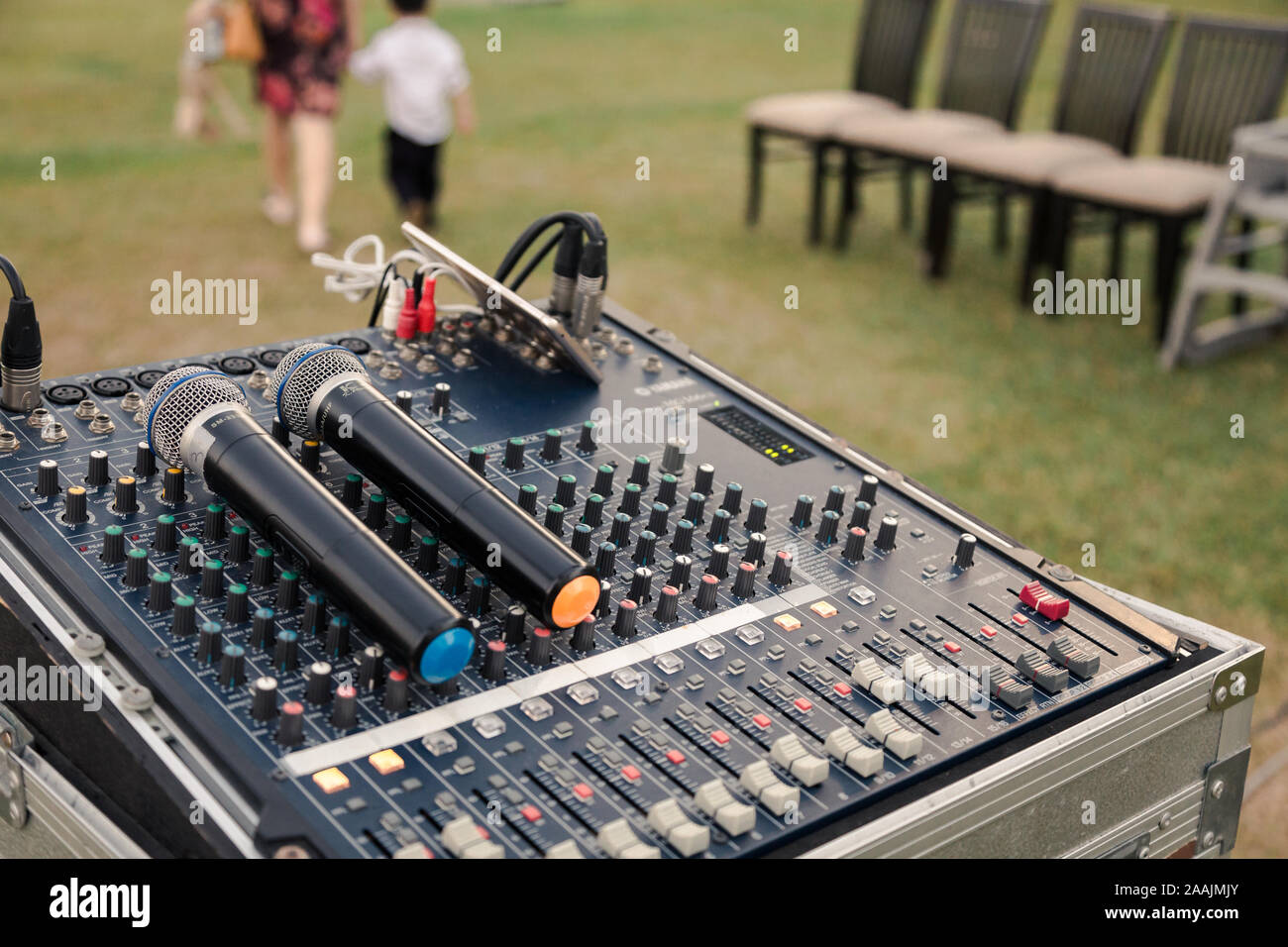 Due microfoni sul mixer audio di preparare per l'evento Foto Stock