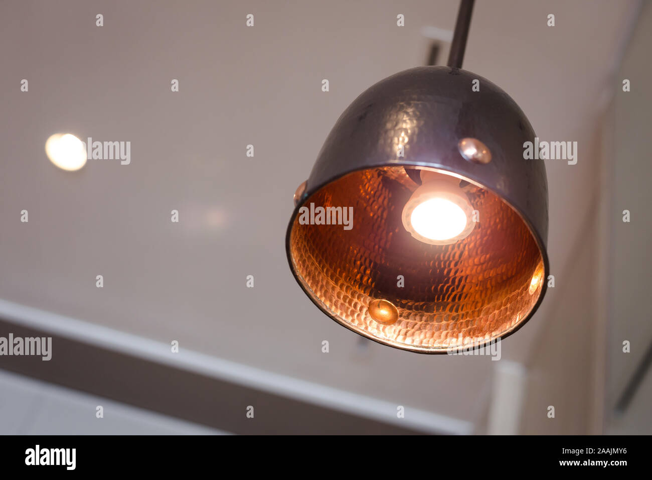 La luce interna appeso al soffitto all'interno della casa Foto Stock