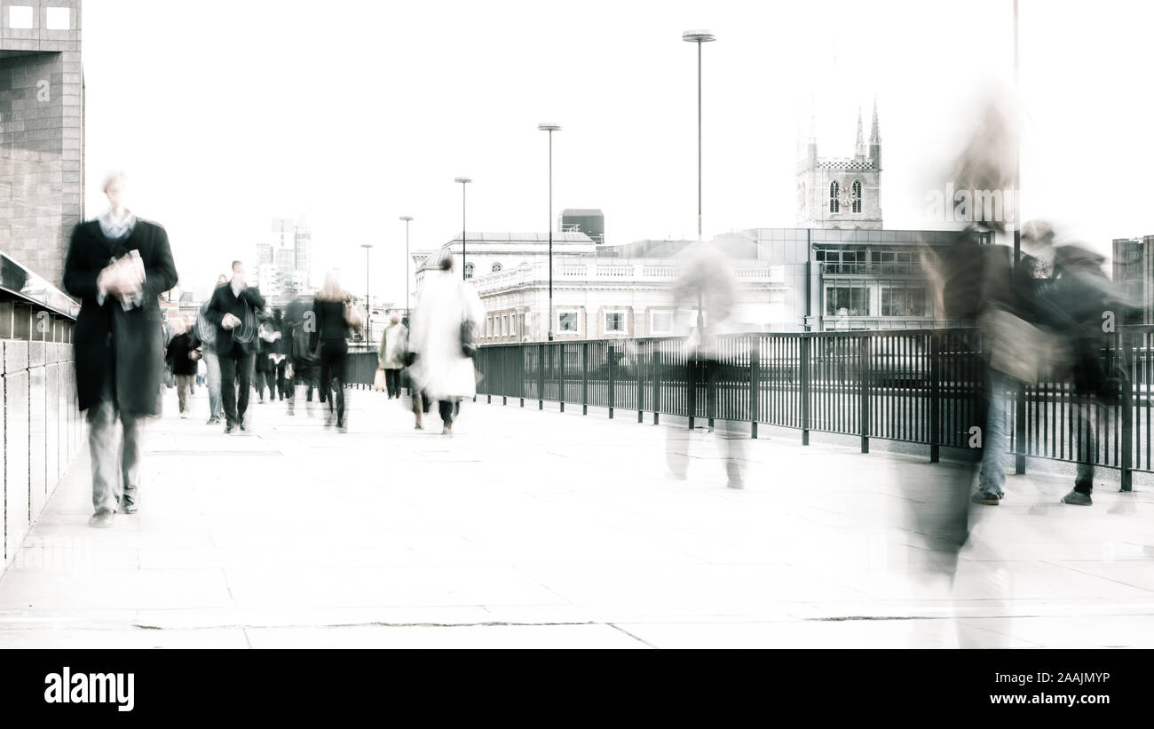 Rush Hour pendolari. Abstract lunga esposizione, tasto alto anonimo London City i lavoratori a piedi per lavoro. Foto Stock