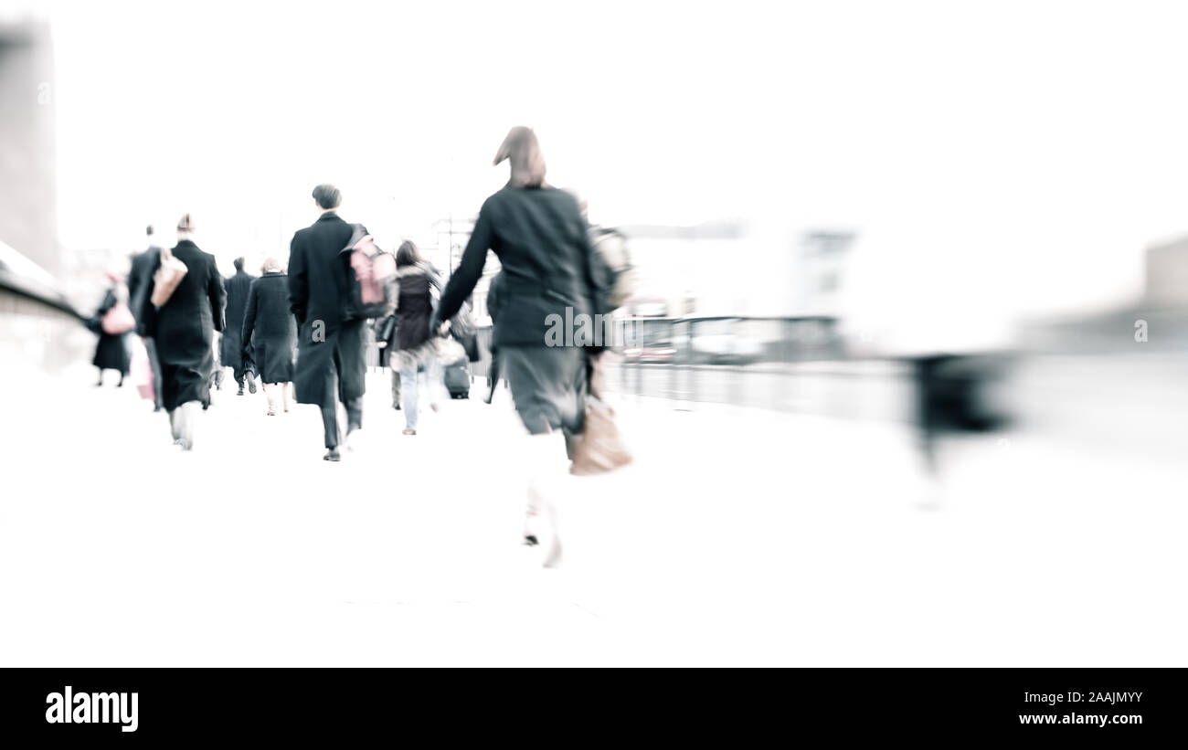 Rush Hour pendolari. Abstract lunga esposizione, tasto alto anonimo London City i lavoratori a piedi per lavoro. Foto Stock