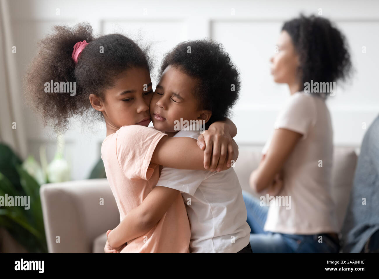 Piccoli bambini africani abbracciando passando attraverso il divorzio dei genitori insieme Foto Stock