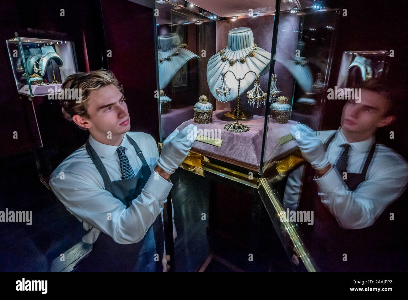 Christie's, Londra, Regno Unito. 22 Nov 2019. Dolce & Gabbana collana e lampadario orecchini - Christies anteprime Dipinti antichi e arti decorative, curata a fianco di capi di abbigliamento di moda e gioielli da Dolce & Gabbana di Alta Moda e Alta Gioielleria collezioni, tracciare la duratura influenza sulla moda di secolari di tele e fiorisce sartoriale ispirate dalla storia. Credito: Guy Bell/Alamy Live News Foto Stock