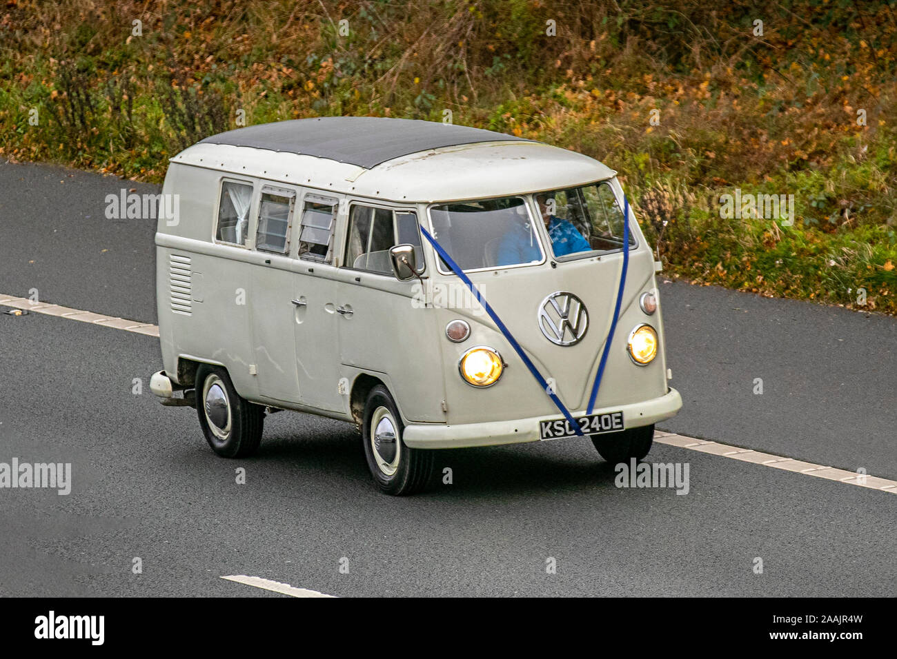 1967 Cream VW schermo diviso veterano Volkswagen; Regno Unito traffico veicolare, vecchi tempi di trasporto, veicoli anni '60, berline classiche, in direzione sud sulla 3 corsie M61 autostrada. Regno Unito traffico veicolare, trasporto, veicoli d'epoca, berlina, motorizzazione in direzione sud sull'autostrada M61. Manchester, Regno Unito Foto Stock 1967 Cream VW schermo diviso veterano Volkswagen; Regno Unito traffico veicolare, vecchi tempi di trasporto, veicoli anni '60, berline classiche, in direzione sud sulla 3 corsie M61 autostrada. Regno Unito traffico veicolare, trasporto, veicoli d'epoca, berlina, motorizzazione in direzione sud sull'autostrada M61. Manchester, Regno Unito Foto Stock