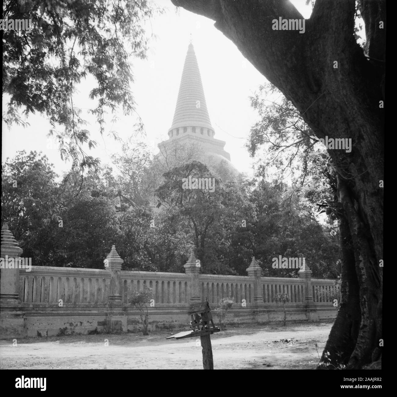 Vecchie foto che mostra la presenza di persone nella provincia di Nakhon Pathom, Thailandia, al Phra Pathom Chedi Tempio. Questa serie di immagini è stata presa il 2 gennaio 1948. Foto Stock