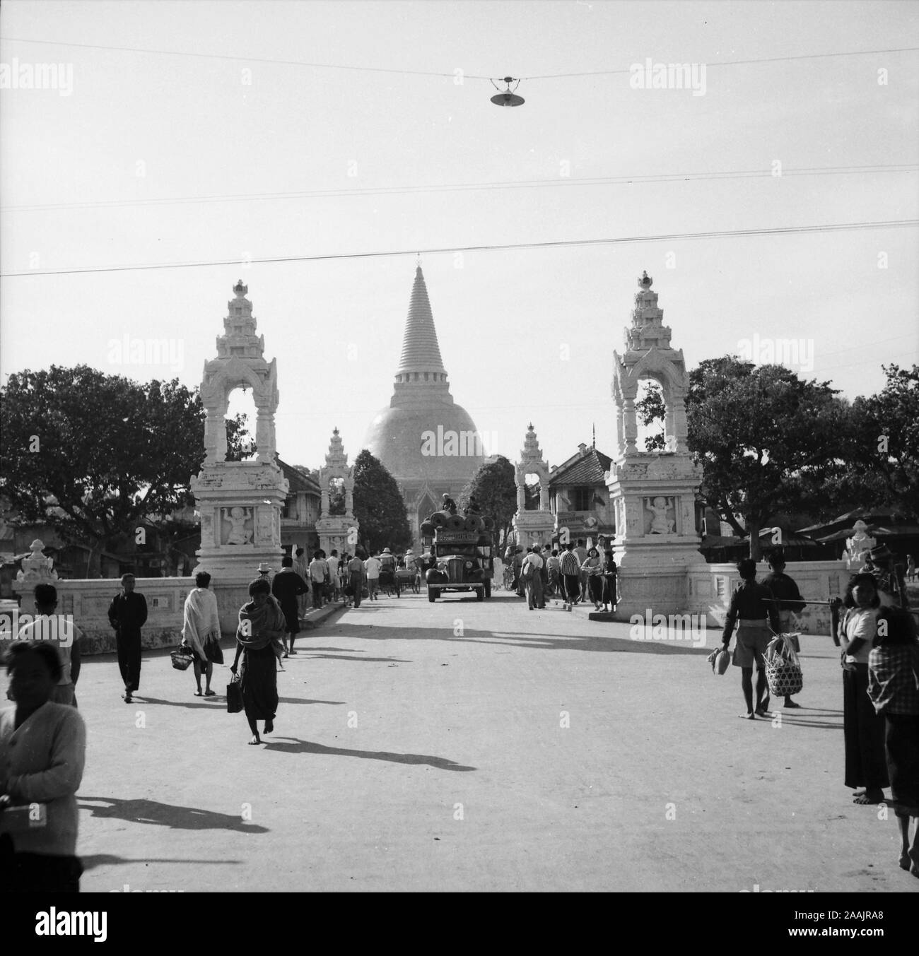 Vecchie foto che mostra la presenza di persone nella provincia di Nakhon Pathom, Thailandia, al Phra Pathom Chedi Tempio. Questa serie di immagini è stata presa il 2 gennaio 1948. Foto Stock