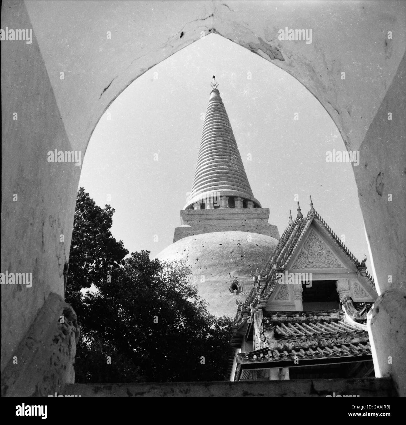 Vecchie foto che mostra la presenza di persone nella provincia di Nakhon Pathom, Thailandia, al Phra Pathom Chedi Tempio. Questa serie di immagini è stata presa il 2 gennaio 1948. Foto Stock