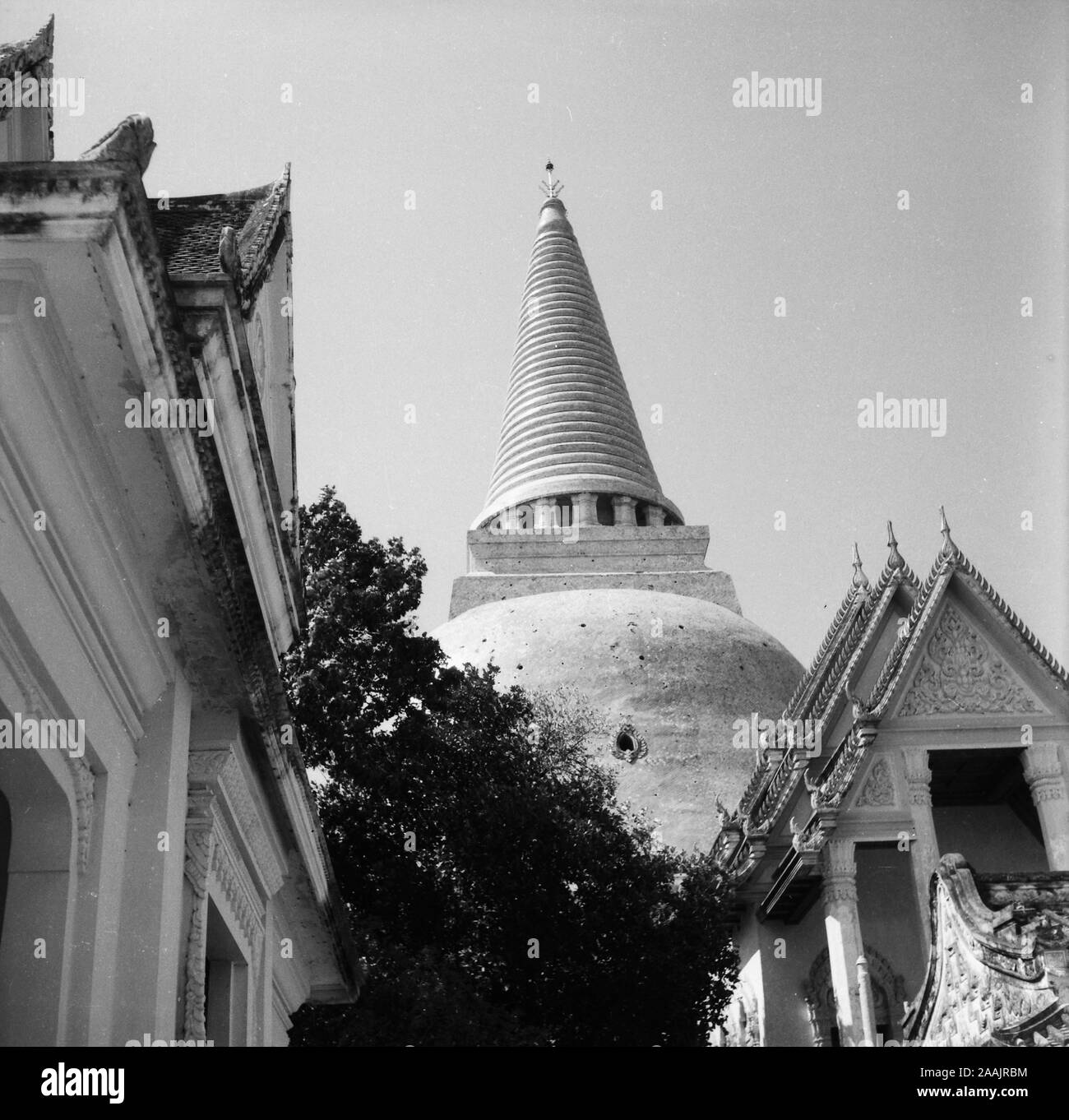 Vecchie foto che mostra la presenza di persone nella provincia di Nakhon Pathom, Thailandia, al Phra Pathom Chedi Tempio. Questa serie di immagini è stata presa il 2 gennaio 1948. Foto Stock
