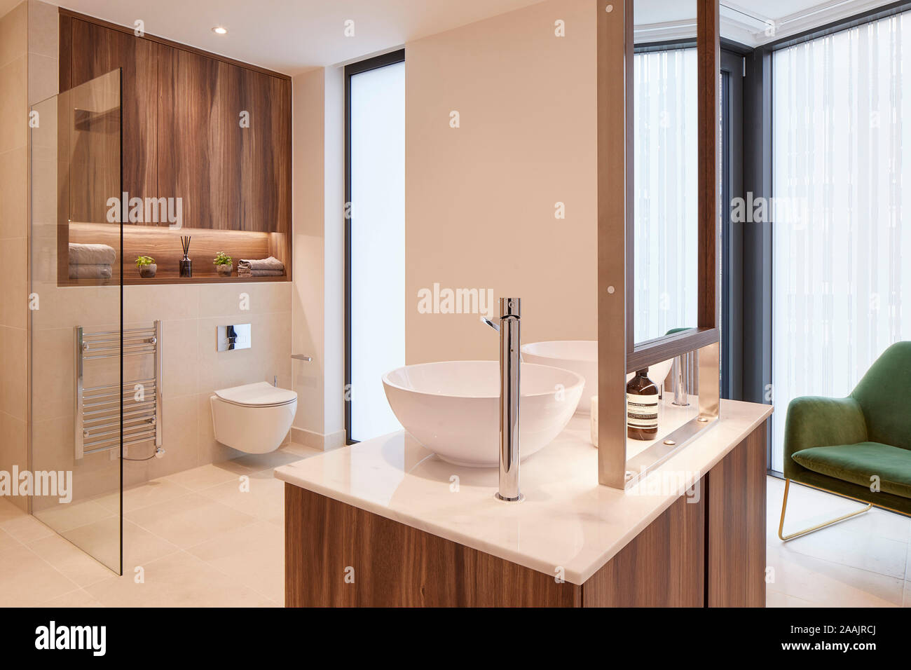 Bagno privato. Warriner Gardens, Londra, Regno Unito. Architetto: bambino Graddon Lewis , 2019. Foto Stock