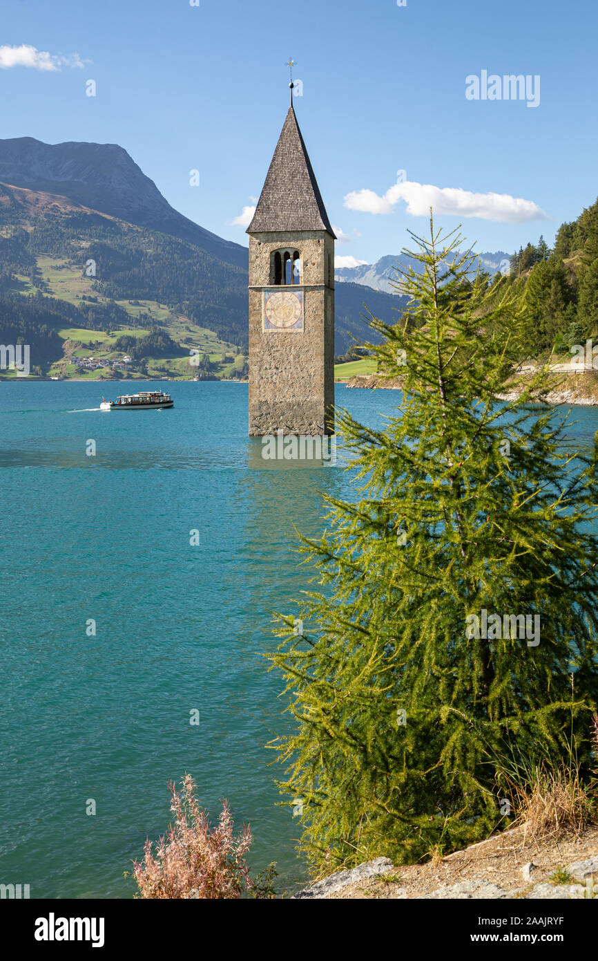 La torre campanaria sommerse dalle acque del lago di Resia. Alpi, Italia. Foto Stock