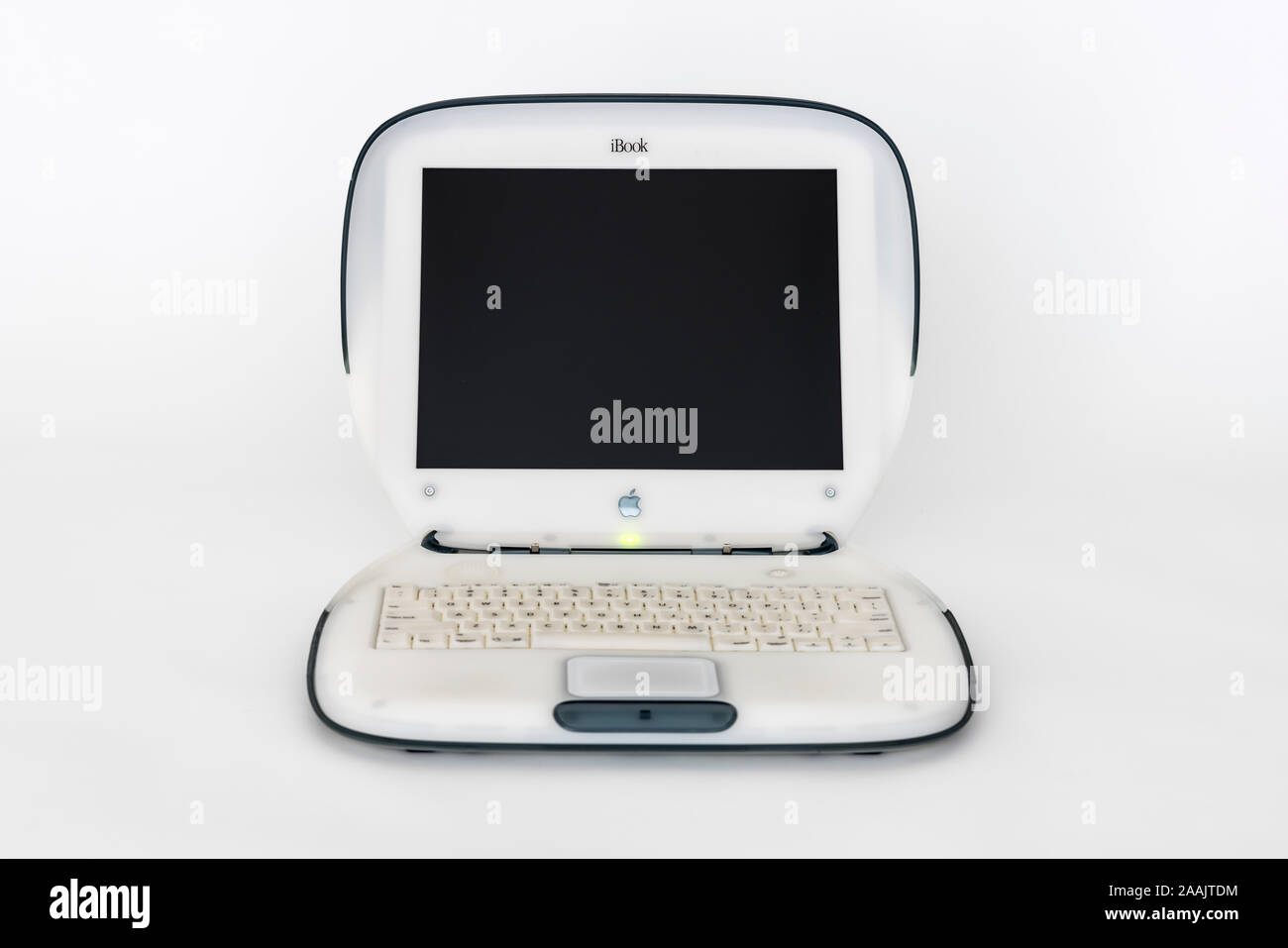 Los Angeles, California, Stati Uniti d'America - 6 Novembre 2019: Editoriale illustrativa foto del vecchio Apple stile clamshell iBook computer portatile su bianco. Questo mach Foto Stock