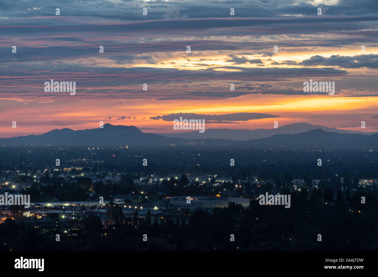 Los Angeles San Fernando Valley dawn con colorati cadono le nuvole. Vista verso Griffith Park e il Santa Monica montagne dalla Santa Susana Pass Foto Stock