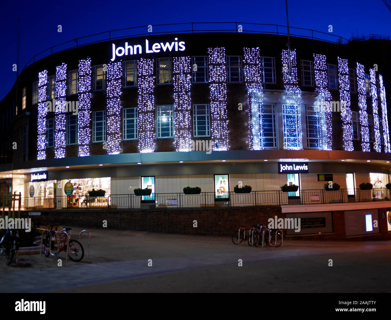 John Lewis Department Store Exterior at Dusk con le luci di Natale, Norwich, Norfolk, Inghilterra, Regno Unito Foto Stock