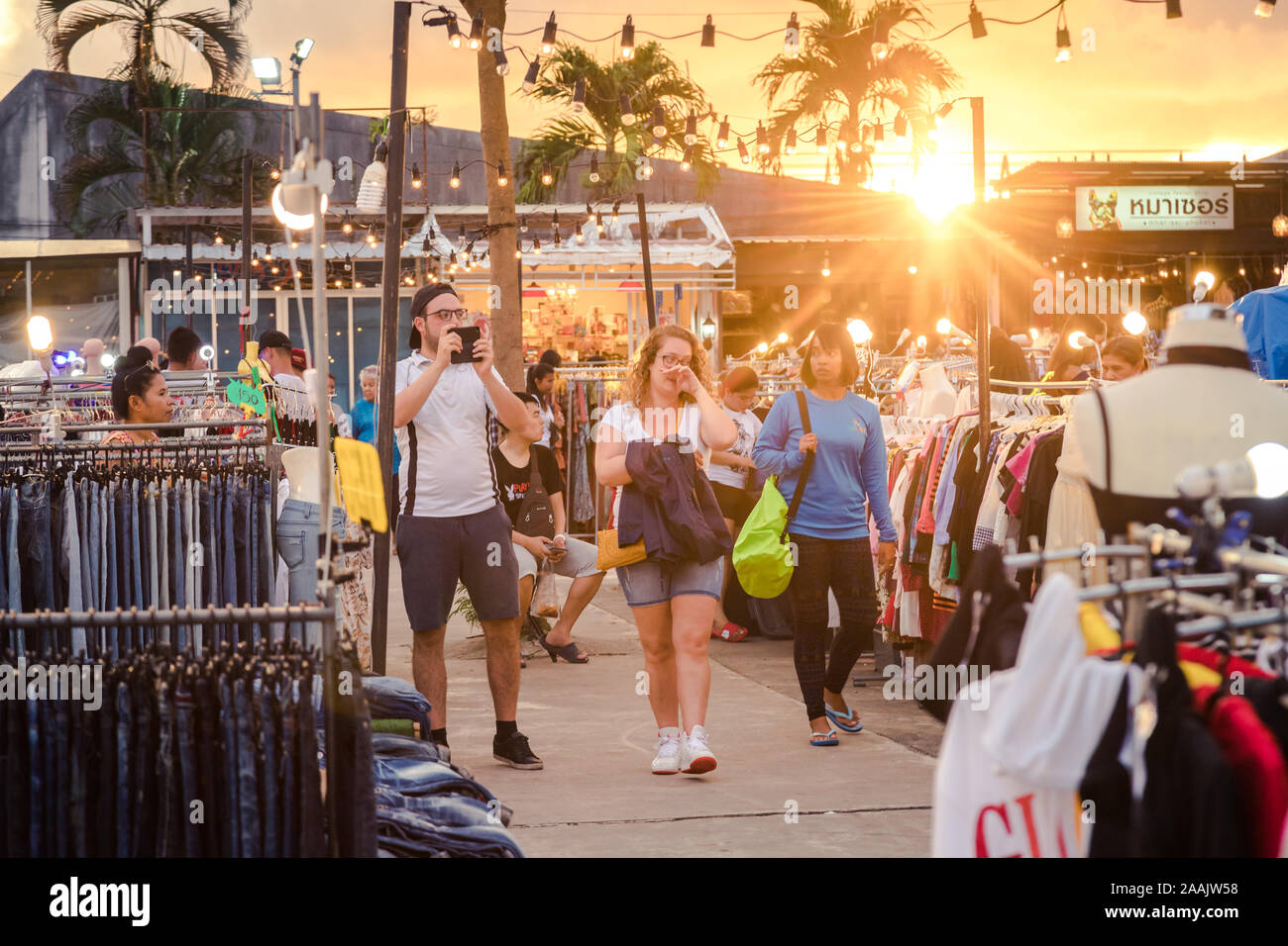 Phuket, Tailandia - 9 ottobre 2018 : persone straniere camminare intorno alla strada del mercato con il popolo Thai e mostrano qualche testo Thai on shop etichetta, got sun shi Foto Stock