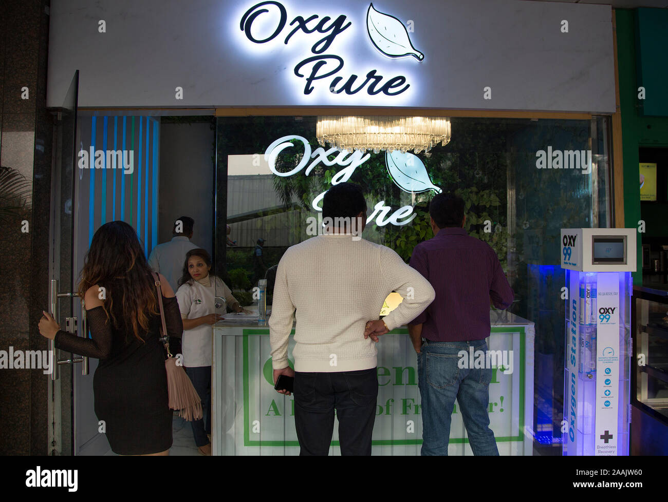 New Delhi. 22 Novembre, 2019. Un cliente (L) rende domandate al 'ossi puro' bar in New Delhi, nov. 22, 2019. Una uscita in altamente inquinata città capitale vende i residenti di un leasing di ciò che dice 'ossigeno puro". Credito: Javed Dar/Xinhua/Alamy Live News Foto Stock