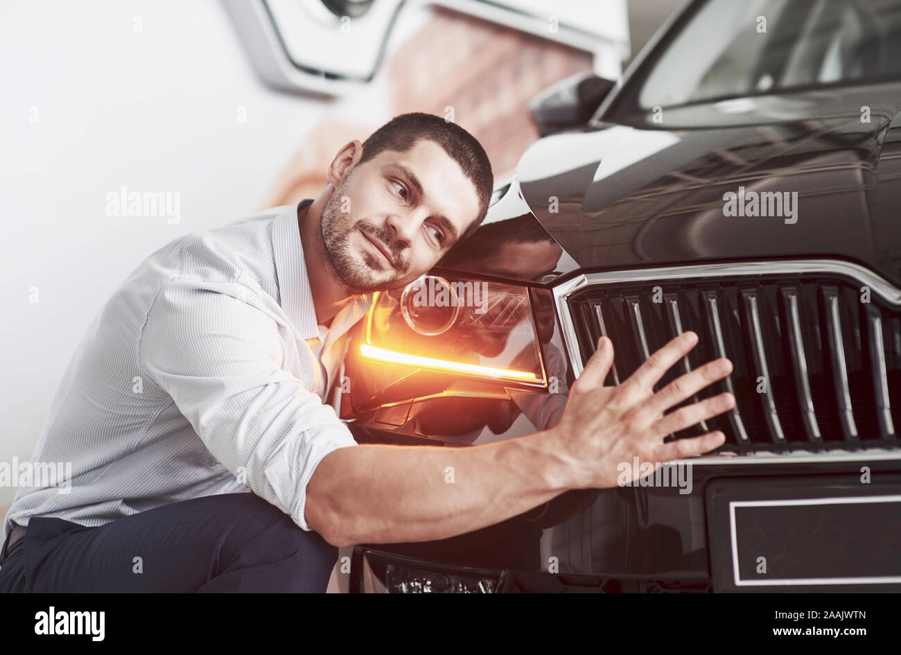 Ritratto di un felice uomo sorridente che sceglie una nuova vettura in cabina. Foto Stock