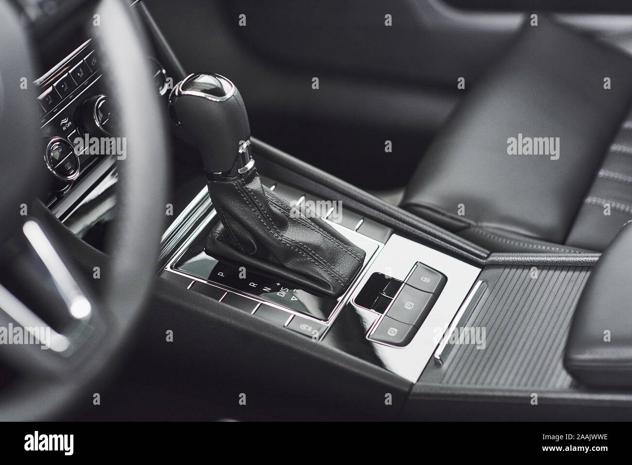 Dettaglio della moderna per interni auto, cambio, cambio automatico in costose auto. Foto Stock